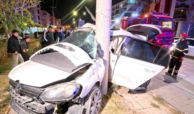 Otomobil direğe saplandı: 2 ağır yaralı