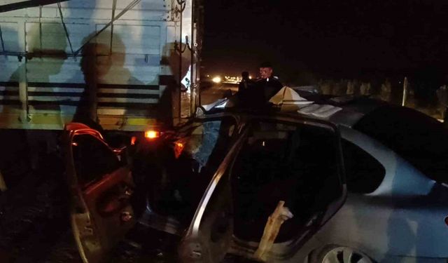 Otomobil kamyona çarptı: 2 yaralı