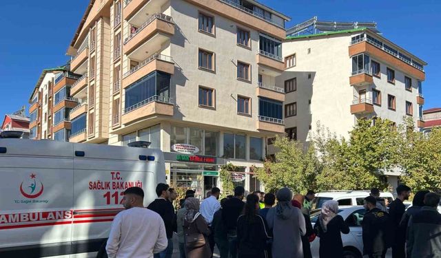 Otomobilin çarptığı 2 öğrenci yaralandı