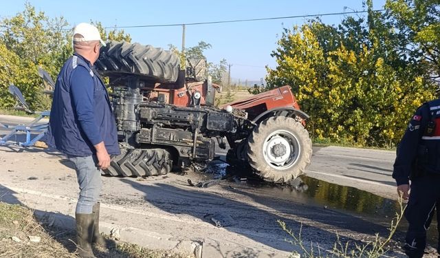 Otomobille çarpışan traktör ikiye bölündü