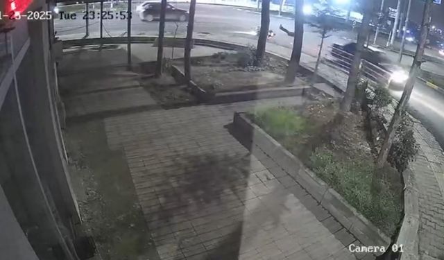 Otomobille motosikletin çarpıştığı kaza kamerada