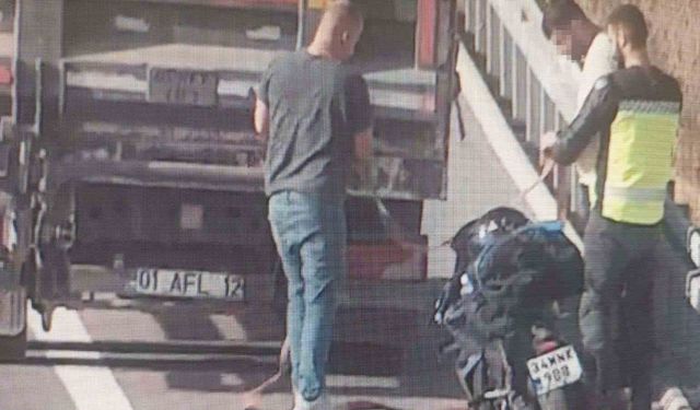 Otoyolda tehlikeli yolculuk kameralara yansıdı: Benzini biten motosikleti kamyonla çektiler