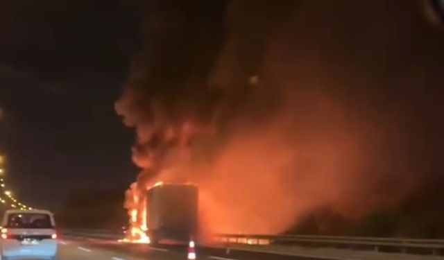 Otoyolda tır alev alev yandı