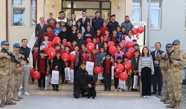 Pazaryeri’nde minik öğrenciler jandarma etkinlikleri ve köpek gösterileriyle tanıştı