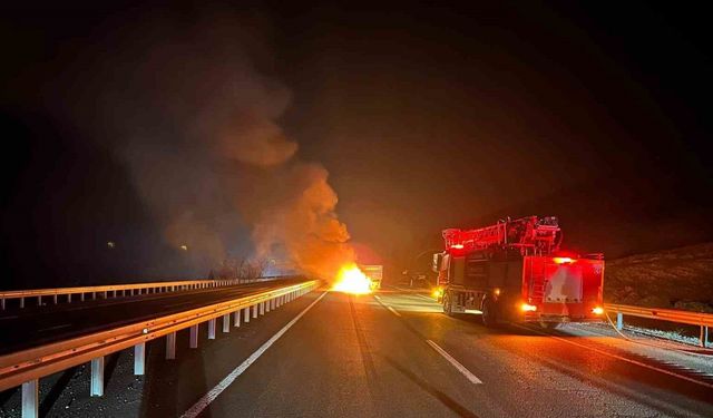 Römorka çarpan otomobil alev topuna döndü: 2 yaralı