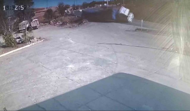 Saman balyalarının yüklü olduğu tır yan yattı