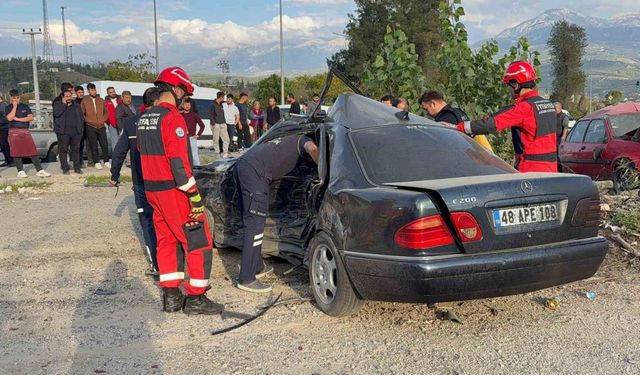 Seydikemer’de kontrolden çıkan otomobil park halindeki araca çarptı: 1 ölü
