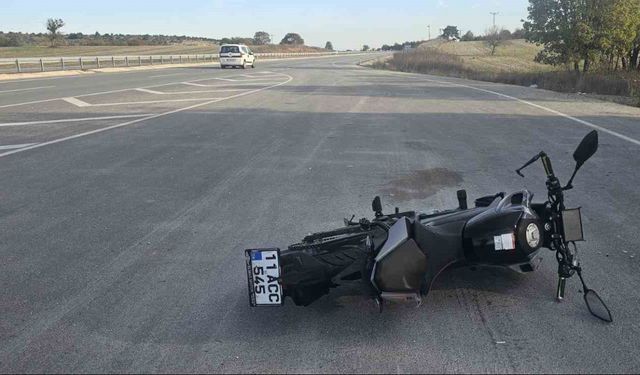 Seyir halindeki motosiklet önüne çıkan köpeğe çarptı: 2 yaralı