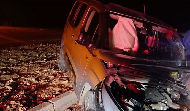 Siirt’te otomobil ile hafif ticari araç çarpıştı: 2 yaralı