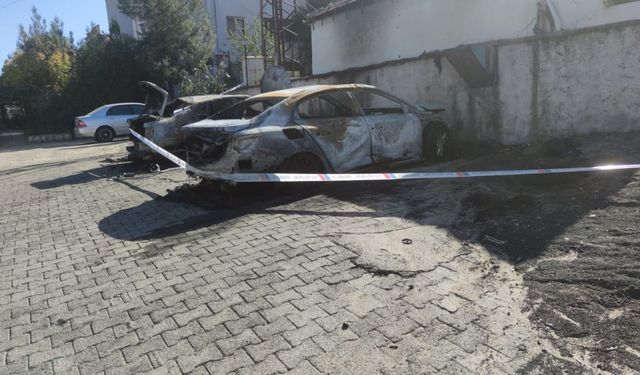 Şırnak’ta park halindeki iki araç alev aldı