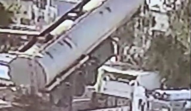 Şırnak’ta tanker değişimi sırasında vinç halatının kopma anı güvenlik kamerasına yansıdı: 2 yaralı