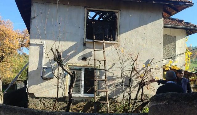 Tavşanlı’da 2 katlı ahşap ev yandı
