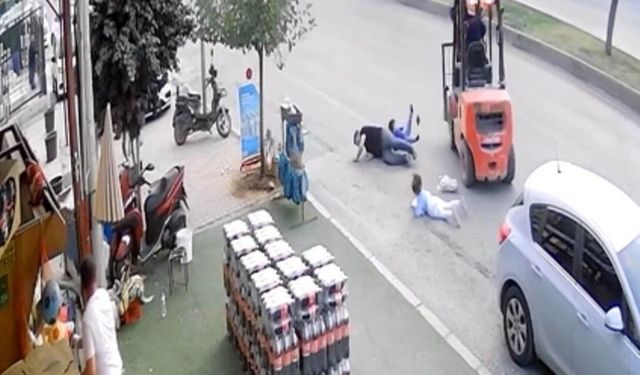 Ters şeritten gelen forklift baba ve çocuklarına çarptı
