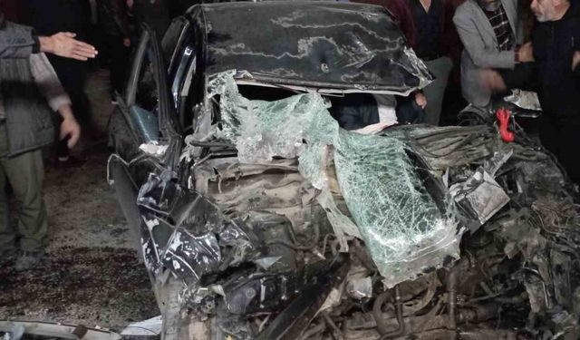 Tır dorsesine çarpan otomobil hurda yığınına döndü