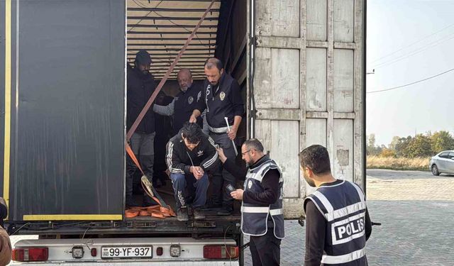 Tır dorsesine gizlenen 11 kaçak göçmen yakalandı