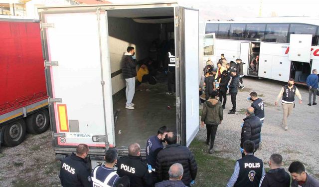 Tırın  dorsesinde 28 kaçak göçmen bulundu