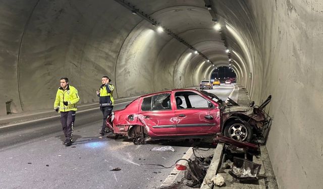 Tünelde feci kaza: Aracın motoru metrelerce ileri savruldu
