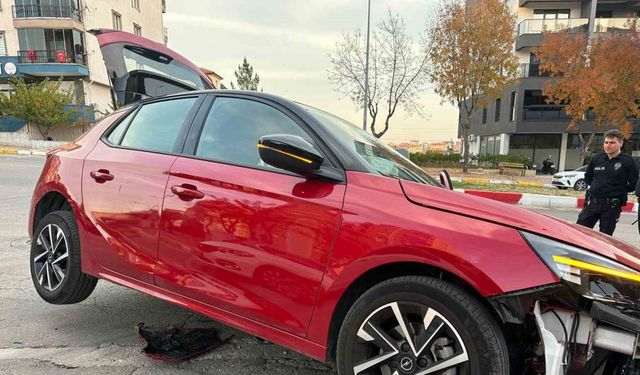 Uşak’ta iki otomobil çarpıştı: 2 yaralı