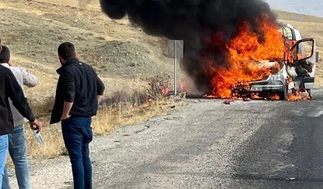 Van’da alev alan minibüs kullanılamaz hale geldi