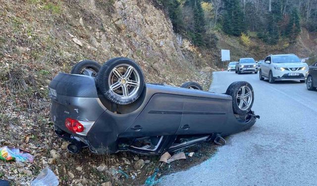 Yedigöller’de gizli buzlanma otomobili tepetaklak yaptı: 2 yaralı