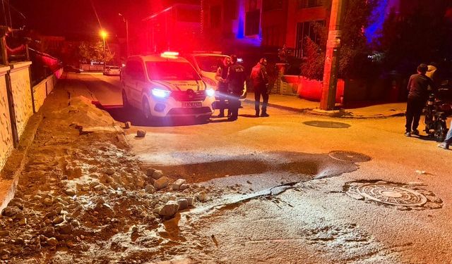 Yeni asfaltlanan bölümde göçük oluştu