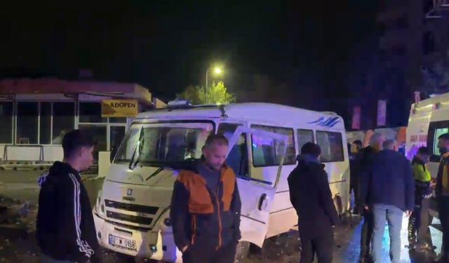 Yolcu minibüsü ile cip çarpıştı: 3 yaralı