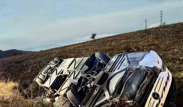 Yolcu otobüsü devrildi: 2 ölü, 21 yaralı