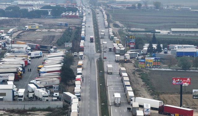 Kapıkule'de çift yönlü tır kuyruğu!