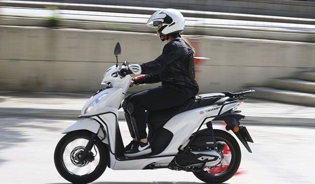 Motosiklet sürücüsü ve yolcularına eldiven şartı getirildi