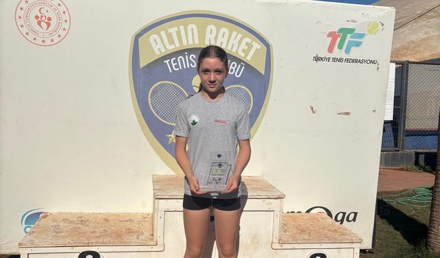 Osmangazili raket şampiyonluk kürsüsüne oturdu