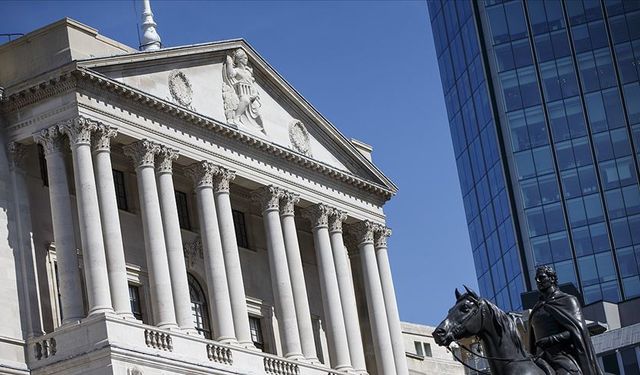 İngiltere Merkez Bankası politika faizini sabit bıraktı