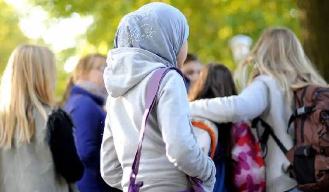 14 yaşından küçüklere başörtüsü yasağı
