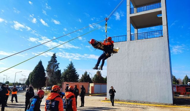 Adana'da nefes kesen deprem tatbikatı: Askıda kalan araçtakileri kurtardılar