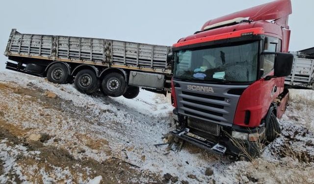 Adilcevaz'da briket yüklü tır devrildi: 1 yaralı