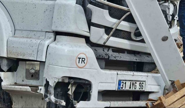 Adilcevaz’da tavuk eti yüklü tır kaza yaptı: Sürücü yaralandı, tavuklar çevreye dağıldı