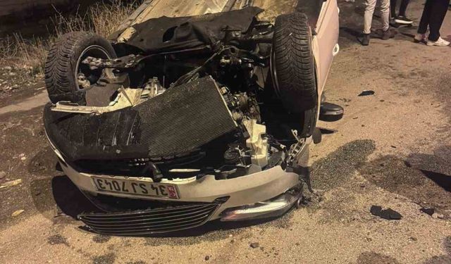 Ağrı’da kazada kaldırıma çarpan araç takla attı: 2 yaralı