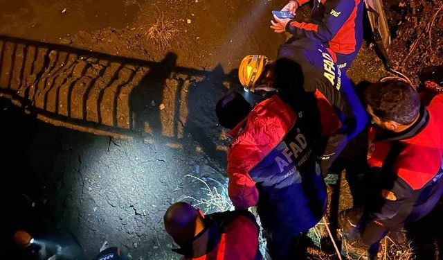 Ağrı’da köprüden düşen kişi ekiplerin hızlı müdahalesiyle kurtarıldı