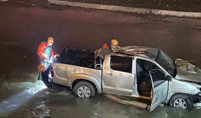 Ağrı’da Murat Nehri’ne uçan pikaptaki 5 kişi yaralı kurtarıldı