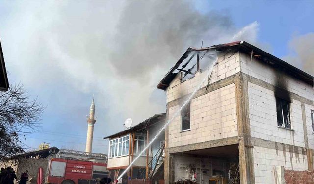 Ahırdaki 6 büyük ve 40 küçükbaş hayvan yangında son anda kurtarıldı