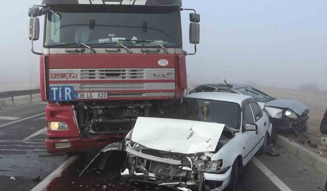 Aksaray'da 5 araçlı zincirleme 'sis' kazası: 1 yaralı
