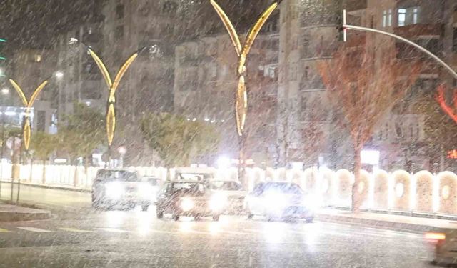 Aksaray'da beklenen kar yağışı başladı