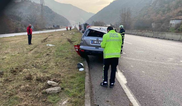 Amasya'da lastiği patlayan otomobil takla attı: 3 yaralı