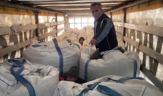 Amasya’da tırda çuvalların arasında 13 kaçak göçmen yakalandı