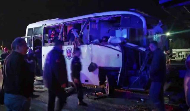 Üç aracın karıştığı zincirleme kazada çok sayıda yaralı var