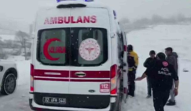 Ambulansla karda mahsur kalan hastayı belediye ekipleri kurtardı