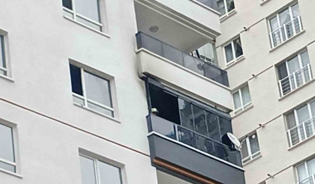 Ankara’da ev yangınında mahsur kalan anne ile oğlu kurtarıldı