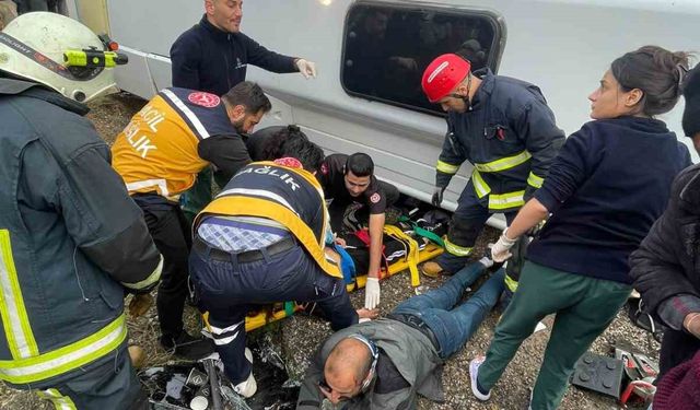 Antalya’da midibüs devrildi: 6 yaralı