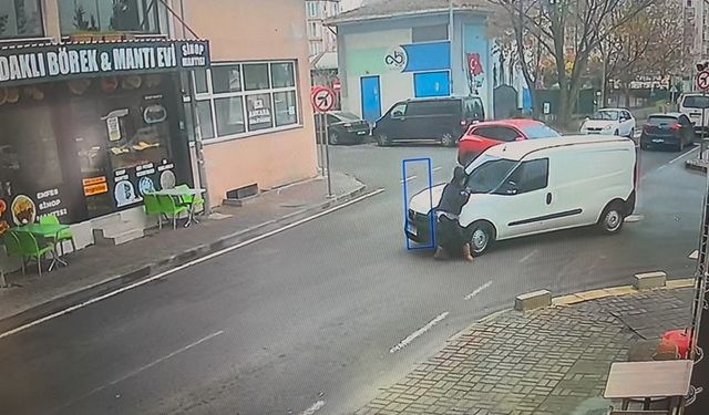 Aracın yayaya çarptığı anlar kameraya yansıdı