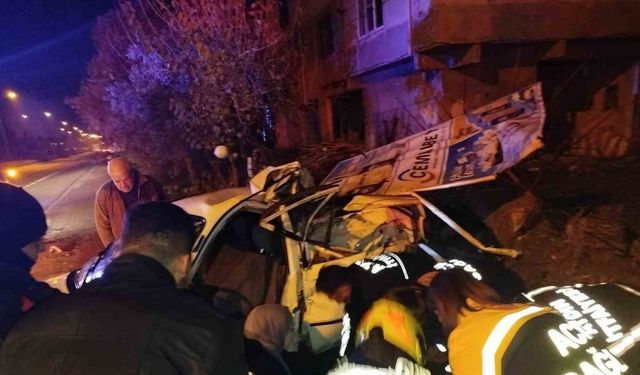 Araçta sıkışan sürücüyü itfaiye ekipleri kurtardı