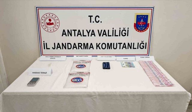 Araçta yapılan aramada 1 kilo 185 gram metamfetamin ele geçirdi